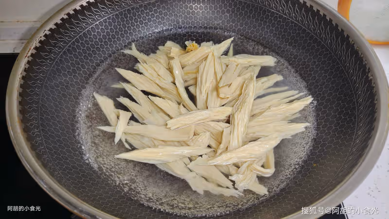 腐竹和它太絕配,花小錢吃好菜!急火快炒一盤,營養高蛋白,又學會一道下飯菜