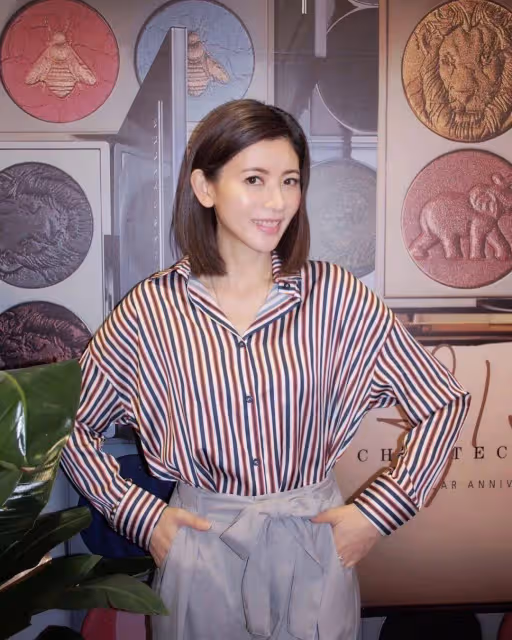 TVB前女星高叉裙亮相，擔任司儀魅力不減 ！精通5國語言卻仍單身！