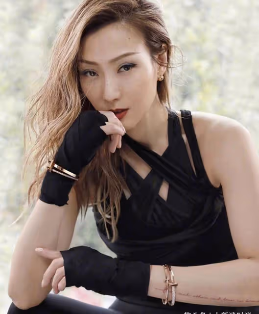 鄭秀文與蔡卓妍曬合照,兩人一個御姐,一個淑女,你更喜歡誰