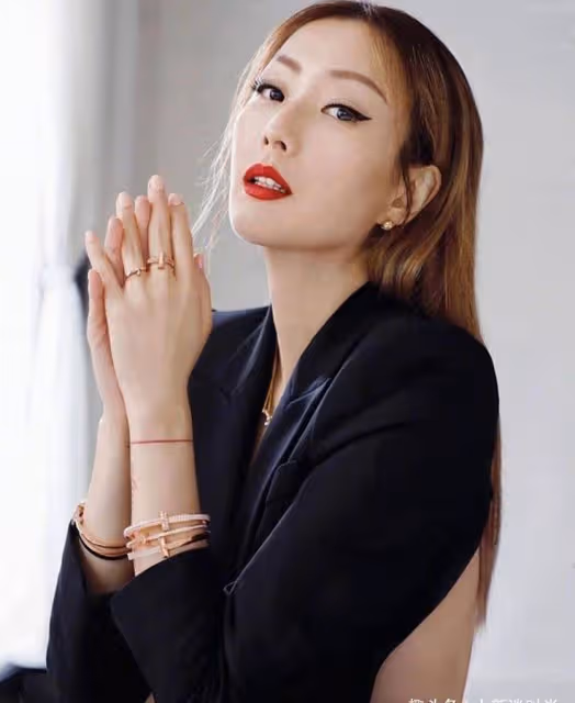 鄭秀文與蔡卓妍曬合照,兩人一個御姐,一個淑女,你更喜歡誰