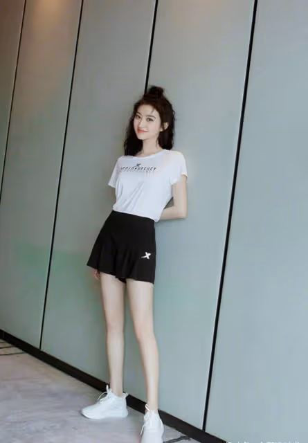 深色服裝太顯黑?那不妨嘗試下亮色系搭配,提亮膚色還耐看
