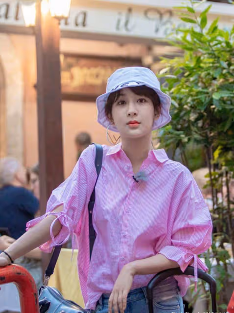 深色服裝太顯黑?那不妨嘗試下亮色系搭配,提亮膚色還耐看