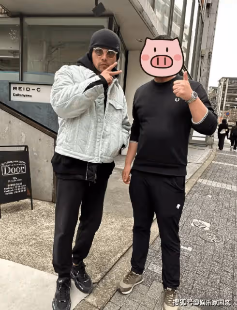 周杰倫日本街頭被偶遇,主動與路人合影被贊親民,走路姿勢引熱議