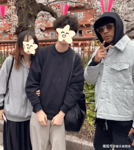 周杰倫日本街頭被偶遇,主動與路人合影被贊親民,走路姿勢引熱議