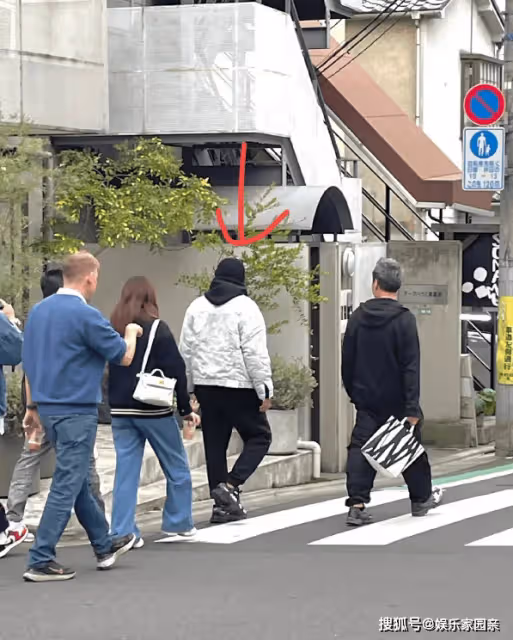 周杰倫日本街頭被偶遇,主動與路人合影被贊親民,走路姿勢引熱議