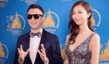 52歲孫紅雷老婆曝光,藏了了多年的妻子,原來是熟悉的她!