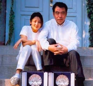 20多年前陳紅在陳凱歌家拍照,她躺在沙發上的樣子,堪稱人間尤物