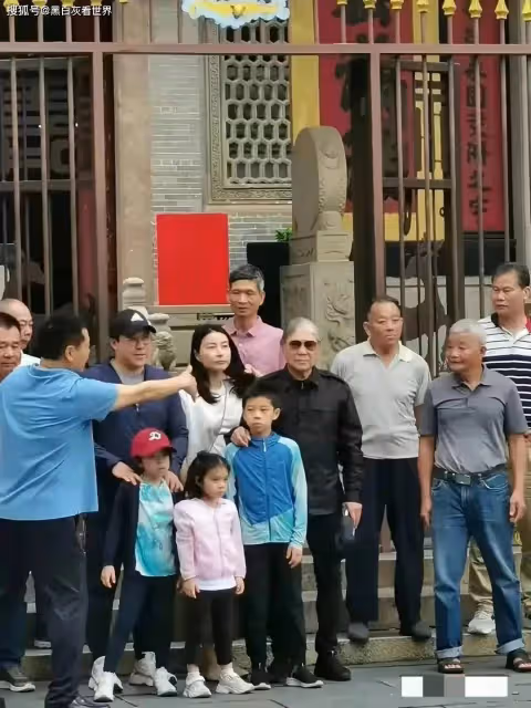 霍啟剛郭晶晶回老家掃墓,一家人合影曝光,晶晶站C位家庭地位高