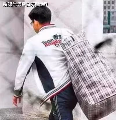 霍啟剛郭晶晶回老家掃墓,一家人合影曝光,晶晶站C位家庭地位高