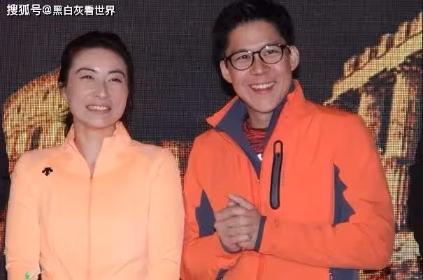 霍啟剛郭晶晶回老家掃墓,一家人合影曝光,晶晶站C位家庭地位高