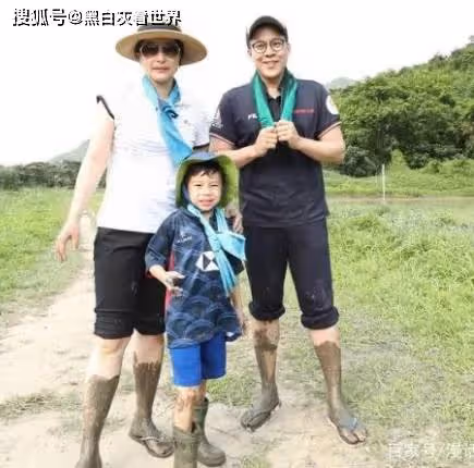 霍啟剛郭晶晶回老家掃墓,一家人合影曝光,晶晶站C位家庭地位高