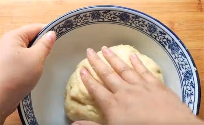 一碗麵粉,不用烤箱,教你做豆沙小麵包,個個鬆軟香甜超好吃