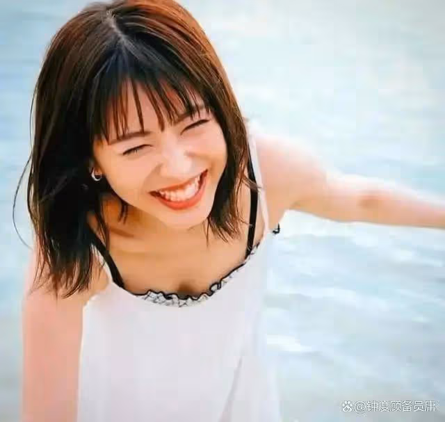 日本女星濱邊美波超靚寫真!雪膚玉貌大長腿美得讓人窒息