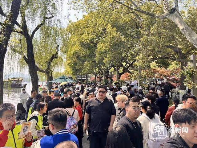 鋪滿了人!杭州斷橋比白蛇找到許仙那天還熱鬧!