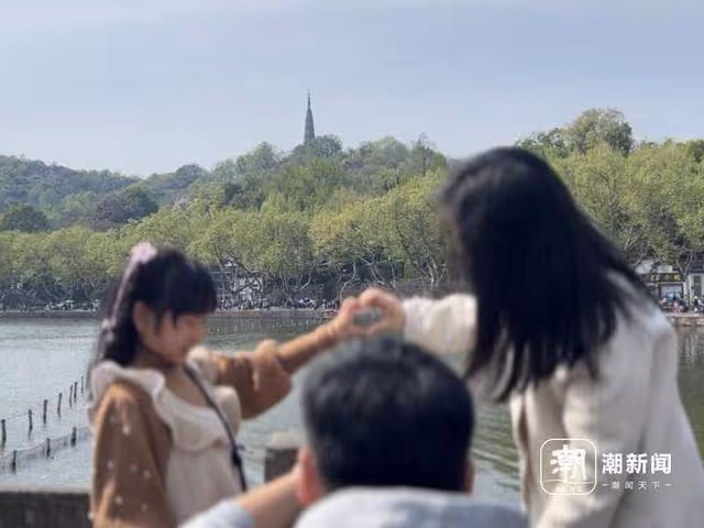 鋪滿了人!杭州斷橋比白蛇找到許仙那天還熱鬧!