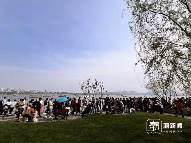 鋪滿了人!杭州斷橋比白蛇找到許仙那天還熱鬧!