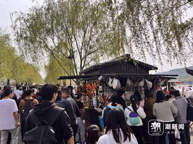 鋪滿了人!杭州斷橋比白蛇找到許仙那天還熱鬧!