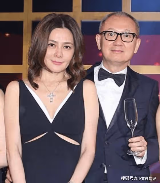 關之琳現身雙廊古鎮判若兩人!氣質全無像陳紅,富婆顧紀筠陪同