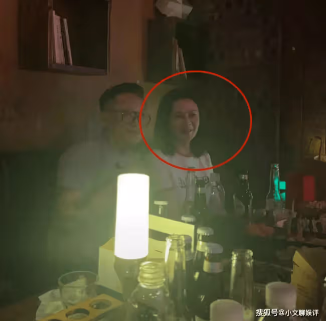 關之琳現身雙廊古鎮判若兩人!氣質全無像陳紅,富婆顧紀筠陪同