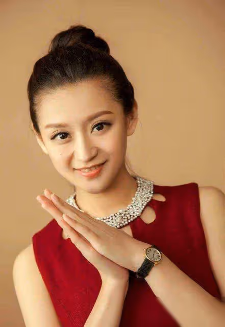 她是趙本山「最美女徒弟」,人前土氣醜陋,人後驚艷絕倫