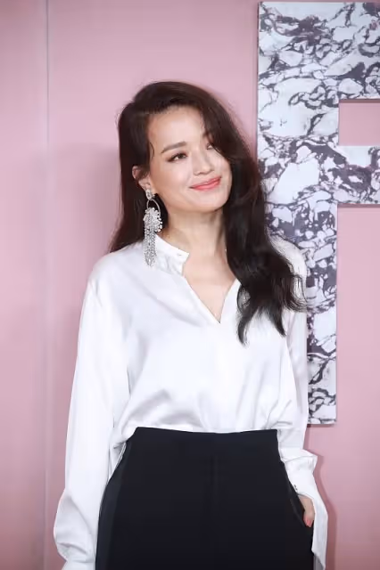 舒淇真是"絕絕子",簡直把黑白搭配發揮到極致,優雅又知性