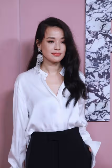舒淇真是"絕絕子",簡直把黑白搭配發揮到極致,優雅又知性