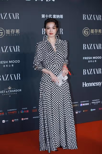舒淇真是"絕絕子",簡直把黑白搭配發揮到極致,優雅又知性