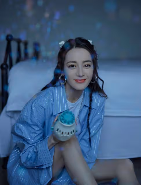 抓住一隻小狐狸?迪麗熱巴頭戴小耳朵,夢回青丘白鳳九