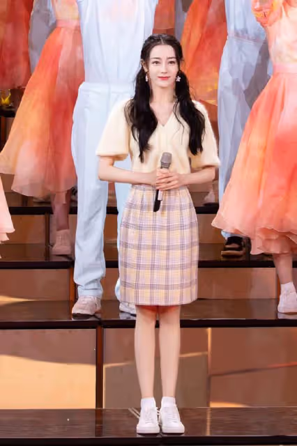 抓住一隻小狐狸?迪麗熱巴頭戴小耳朵,夢回青丘白鳳九