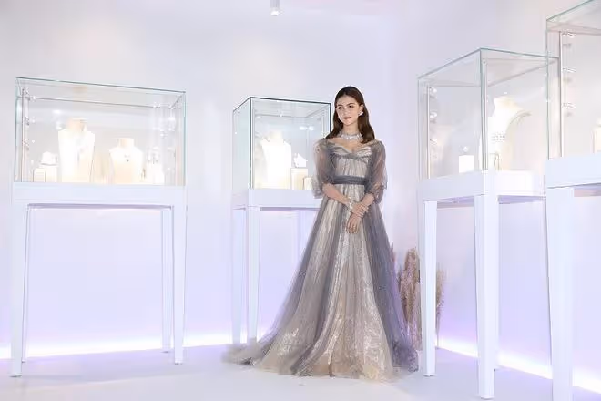 周杰倫的眼光真挺好,昆凌身穿灰色禮服,優雅端莊真有氣質