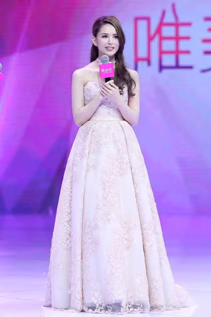 周杰倫的眼光真挺好,昆凌身穿灰色禮服,優雅端莊真有氣質