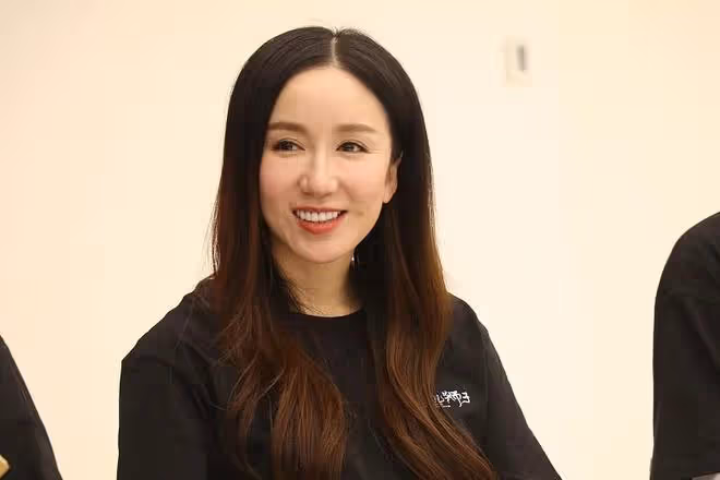 「胡一菲」的飾演者婁藝瀟,臉部變化明顯,但還是挺有氣質