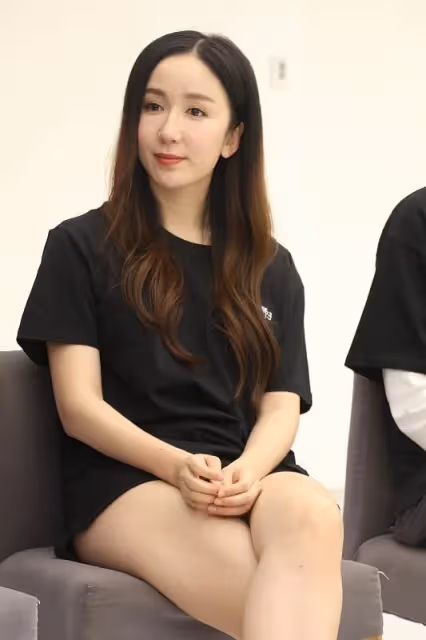 「胡一菲」的飾演者婁藝瀟,臉部變化明顯,但還是挺有氣質