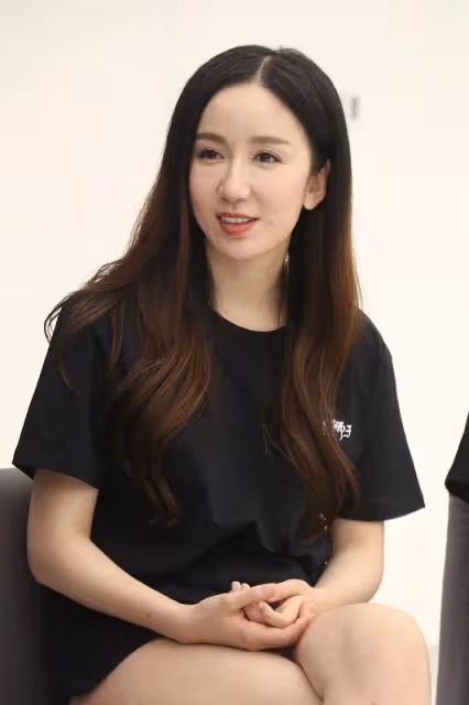 「胡一菲」的飾演者婁藝瀟,臉部變化明顯,但還是挺有氣質