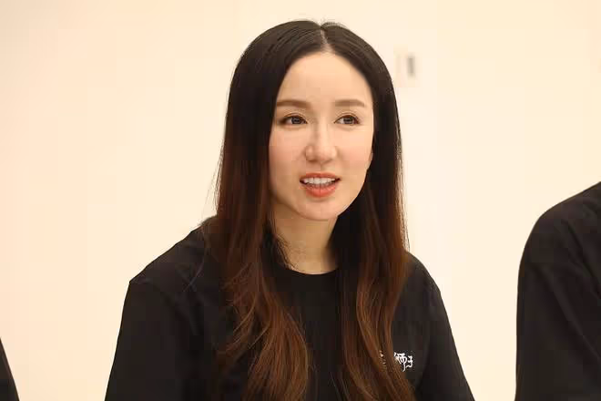 「胡一菲」的飾演者婁藝瀟,臉部變化明顯,但還是挺有氣質