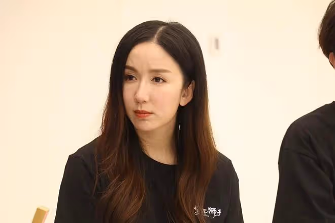 「胡一菲」的飾演者婁藝瀟,臉部變化明顯,但還是挺有氣質