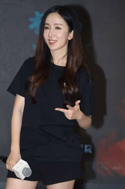 「胡一菲」的飾演者婁藝瀟,臉部變化明顯,但還是挺有氣質