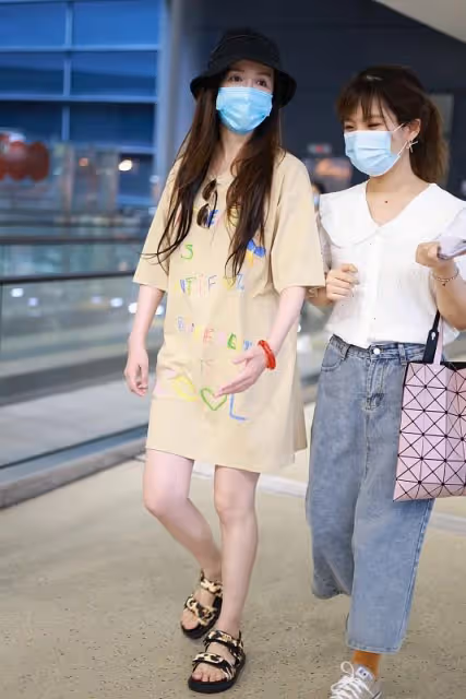 「胡一菲」的飾演者婁藝瀟,臉部變化明顯,但還是挺有氣質