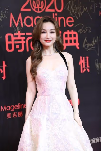 吳昕穿衣搭配再沒出過錯,就算選的裙子像「魚鱗」,看著也挺純的