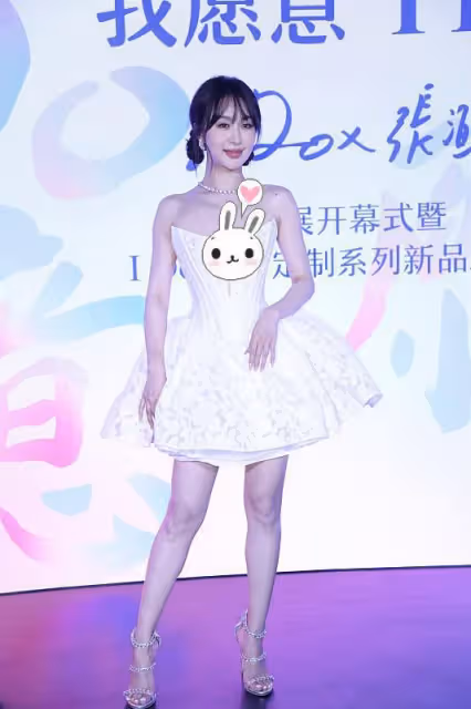 李菲兒雙丸子頭造型"裝可愛",看臉感覺太御姐,但勝在氣質好