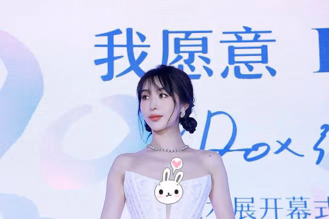 李菲兒雙丸子頭造型"裝可愛",看臉感覺太御姐,但勝在氣質好