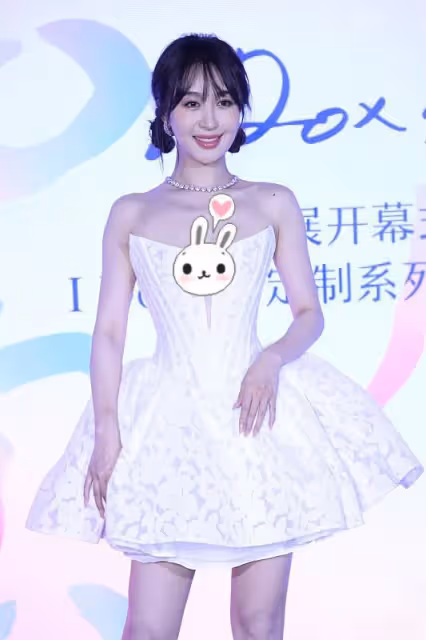 李菲兒雙丸子頭造型"裝可愛",看臉感覺太御姐,但勝在氣質好