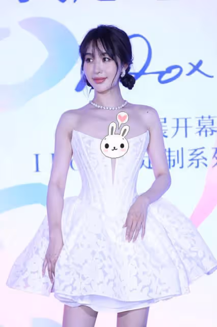 李菲兒雙丸子頭造型"裝可愛",看臉感覺太御姐,但勝在氣質好