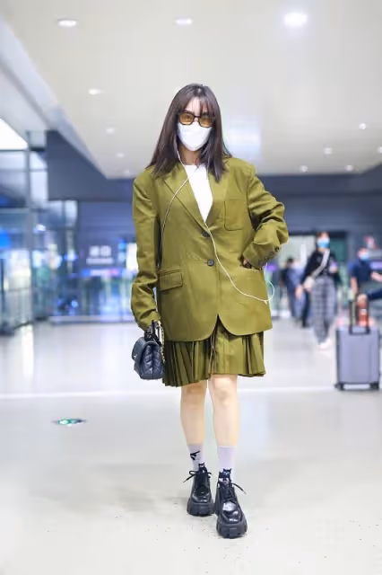 李菲兒雙丸子頭造型"裝可愛",看臉感覺太御姐,但勝在氣質好