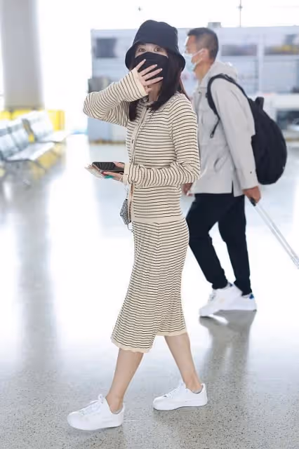 李菲兒雙丸子頭造型"裝可愛",看臉感覺太御姐,但勝在氣質好