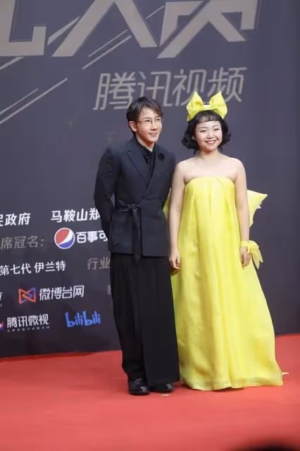 自信的女人最美麗,辣目洋子身穿黃色禮服,好似"小公主"
