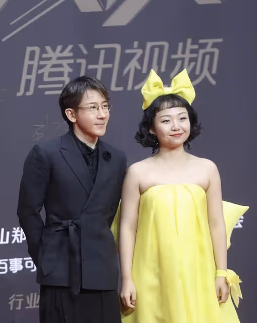 自信的女人最美麗,辣目洋子身穿黃色禮服,好似"小公主"