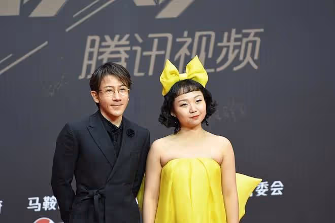 自信的女人最美麗,辣目洋子身穿黃色禮服,好似"小公主"