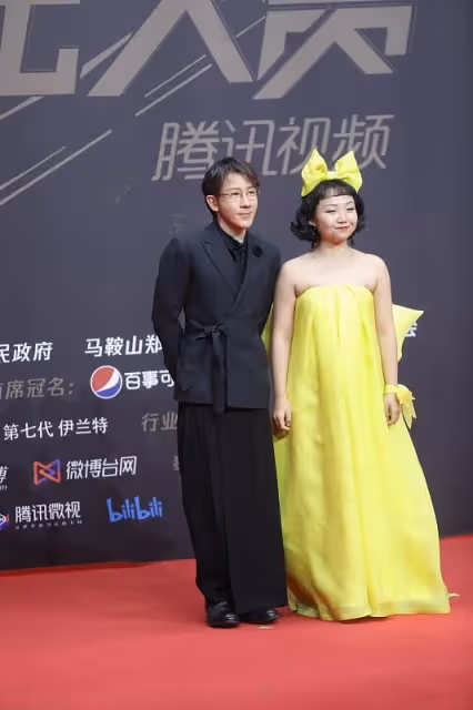 自信的女人最美麗,辣目洋子身穿黃色禮服,好似"小公主"