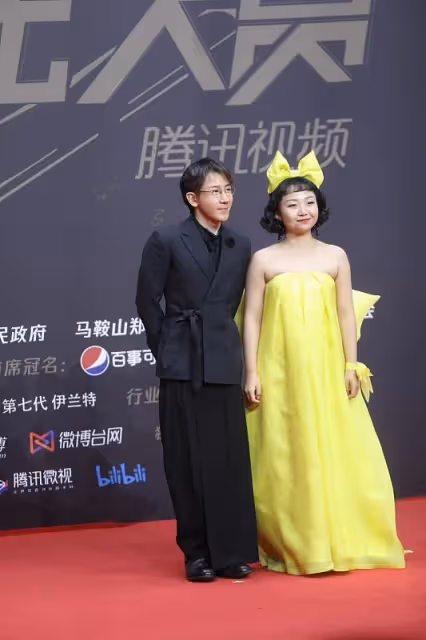 自信的女人最美麗,辣目洋子身穿黃色禮服,好似"小公主"